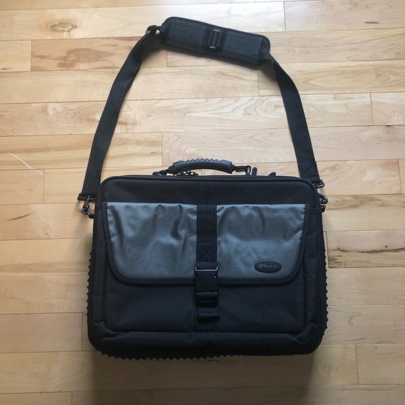 Targus Deluxe black laptop messenger bag NWT - Picture 2 of 13